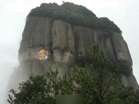 Китайская альпинистка нарисовала 7-метровый портрет любимого на скале - ФОТО