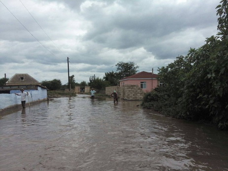 МЧС Азербайджана эвакуировало из затопленных в результате дождей домов 35 человек - ОБНОВЛЕНО
