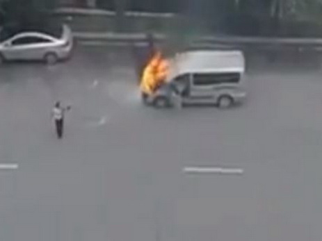 В Баку автомобиль загорелся во время движения – ВИДЕО