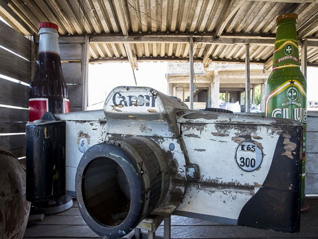В Гане людей хоронят в гробах в виде банки пива, фотоаппарата и омара - ФОТО
