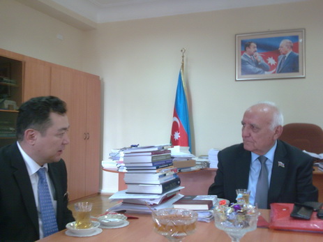 Директор Института истории НАНА встретился с узбекским историком Шохратом Саламовым - ФОТО