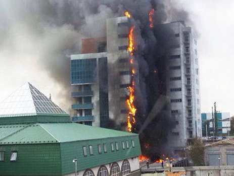 Мужчина погиб, выпрыгнув с 9-го этажа загоревшейся высотки - ФОТО - ВИДЕО