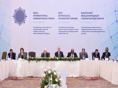 На «круглом столе» гуманитарного форума обсуждается роль медиа в обеспечении межцивилизационного диалога - ФОТО