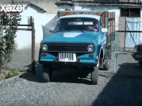 В Азербайджане мужчина собрал огромный пикап из трех автомобилей - ВИДЕО