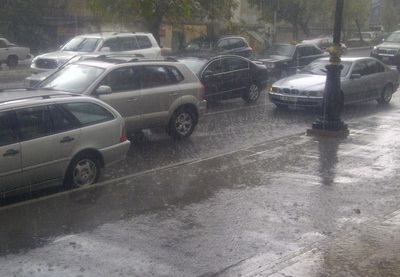 Дождь создал заторы на ряде дорог Баку – Дорожная полиция