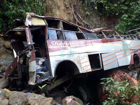 В Индии автобус упал в ущелье, не менее 22 человек погибли