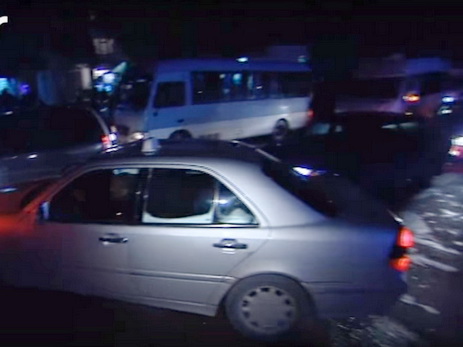 Таксисты «оккупировали» один из автомобильных кругов Баку и умышленно создают пробки – ВИДЕО
