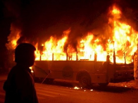 В пригороде Парижа люди в масках сожгли автобус на глазах у пассажиров