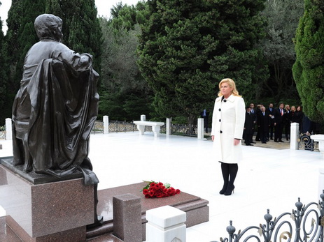Президент Хорватии Колинда Грабар-Китарович посетила могилу Гейдара Алиева - ФОТО