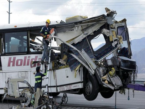 13 человек погибли в США при столкновении автобуса с грузовиком