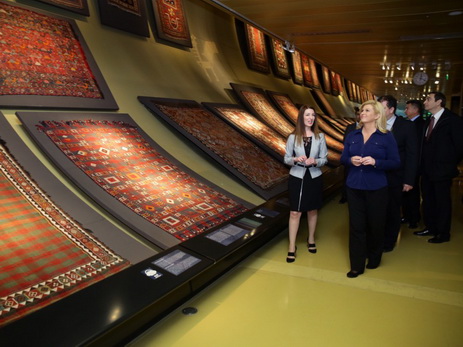 Президент Хорватии Колинда Грабар-Китарович побывала в Музее ковра Азербайджана - ФОТО