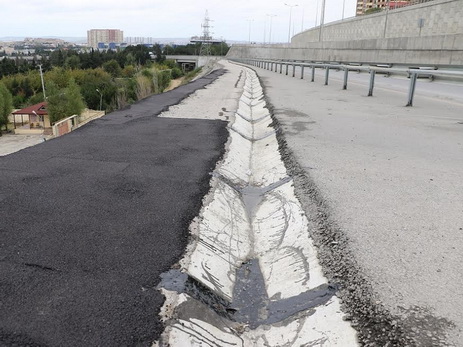 В Баку отремонтирована дорога, на которой после дождя образовались трещины - ФОТО
