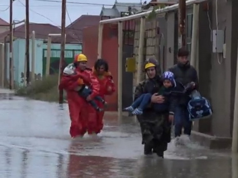 Сотрудники МЧС Азербайджана спасли почти 50 человек из затопленных домов