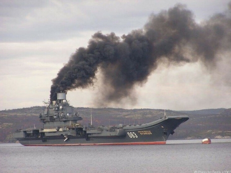 Дымит как паровоз… Сказ о том, как «Адмирал Кузнецов» в море застрял - ФОТО