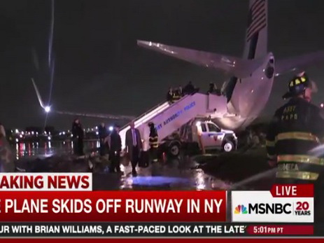 Самолет кандидата в вице-президенты США съехал с полосы при посадке в Нью-Йорке - ВИДЕО