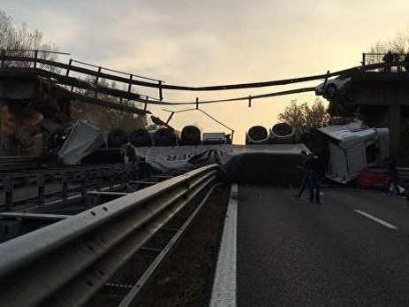 10 человек получили ранения в результате обвала дорожной эстакады в Италии
