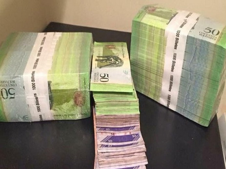 В Венесуэле стали взвешивать деньги для оплаты покупок