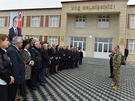 Prezident Füzuli rayonunda məcburi köçkünlərlə görüşüb – FOTO