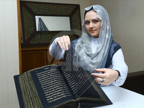 В Турции написали об азербайджанской художнице, изготовившей Коран из шелка - ФОТО