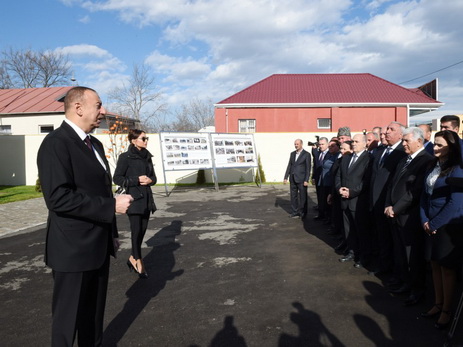 Президент Азербайджана посетил в Агдаме дома, восстановленные после апрельских боев - ФОТО