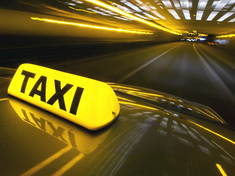 Таксистов могут штрафовать за принятие заказа за пределами специальных стоянок