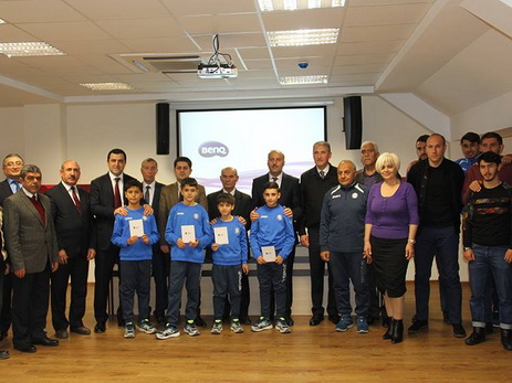 Наградили юных футболистов «Сумгайыта», отправляющихся в Манчестер