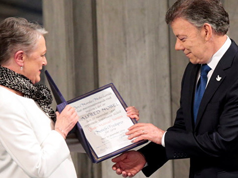 Президенту Колумбии вручили Нобелевскую премию мира за 2016 год