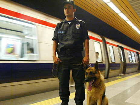 В Стамбуле из-за сообщения о террористе закрыли станцию метро