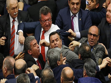 Türkiyə parlamentində dava düşüb