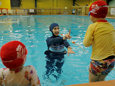 В Швейцарии мусульманских школьниц обязали ходить на плавание вместе с мальчиками