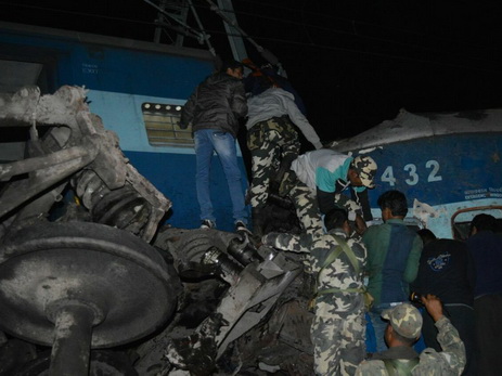 Число погибших при сходе поезда с рельсов в Индии приблизилось к 40 - ФОТО - ОБНОВЛЕНО