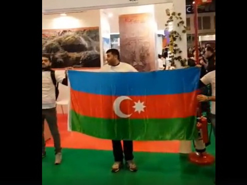 Азербайджанцы заслонили флагами армянский стенд на туристической выставке в Мадриде - ВИДЕО