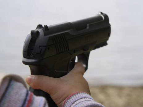 В США четырехлетний мальчик выстрелил себе в голову, оставшись один дома