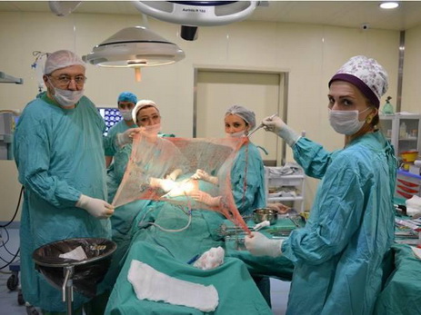 Азербайджанские хирурги удалили из живота пациента инородное тело, забытое иранскими врачами - ФОТО