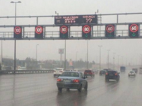 Резко снижена скорость движения на некоторых дорогах Баку