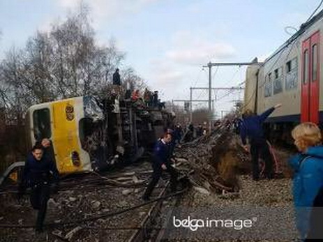 Поезд сошел с рельсов в Бельгии, есть раненые и погибшие - ФОТО