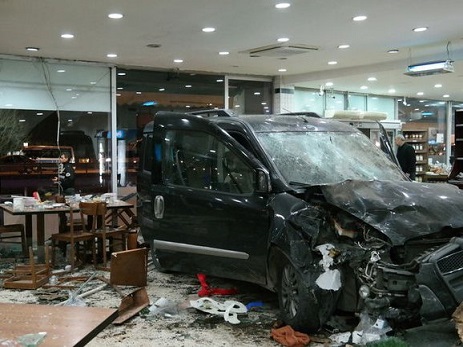 Avtomobil yüksək sürətlə restorana girdi: 2 ölü, 11 yaralı - FOTO