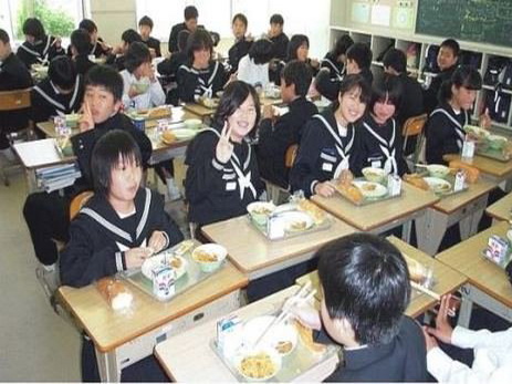 В Японии более 800 школьников отравились обедами