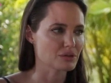 Анджелина Джоли, едва сдерживая слезы, впервые прокомментировала развод с Брэдом Питтом – ВИДЕО