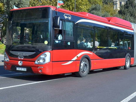 Не исключение, а норма: В Баку водитель автобуса продемонстрировал пример обычной человечности - ФОТО