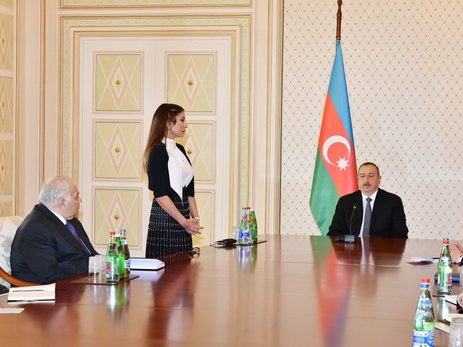Президент Ильхам Алиев представил Первого вице-президента Мехрибан Алиеву членам Совета Безопасности АР - ФОТО - ВИДЕО