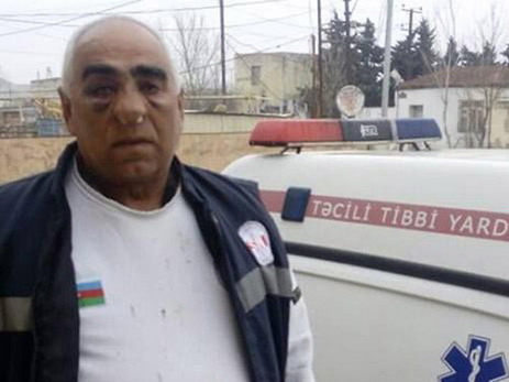 В Баку отец пострадавшей девушки избил сотрудника «Скорой помощи» и сломал ему нос – ФОТО