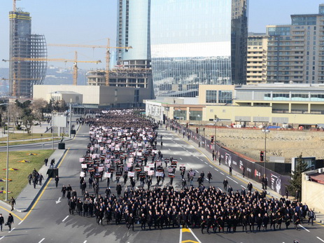 В Баку проходит всенародное шествие в связи с 25-й годовщиной Ходжалинского геноцида - ФОТО