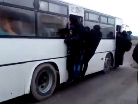 В Баку автобус тронулся в путь со свисающими из открытых дверей пассажирами - ВИДЕО