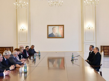 Президент Азербайджана принял членов правления МЦ Низами Гянджеви - ФОТО