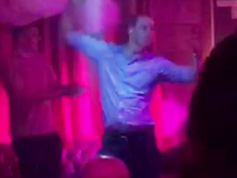 Пользователи соцсетей раскритиковали принца Уильяма за «стариковский» танец - ВИДЕО