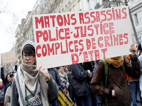 В Париже тысячи демонстрантов протестуют против насилия полиции - ВИДЕО