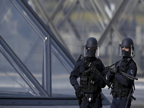 В Париже полиция применила слезоточивый газ против демонстрантов