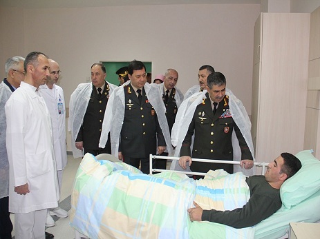 Müdafiə naziri Novruz bayramı münasibətilə hərbi hospitalda olub – FOTO