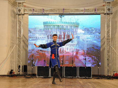 В Баку состоялся международный фестиваль национальных танцев и музыки - ФОТО
